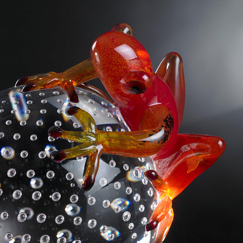 Figurine grenouille rouge sur sphère