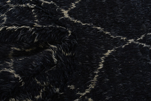 Tapis berbère noir et blanc à poils longs