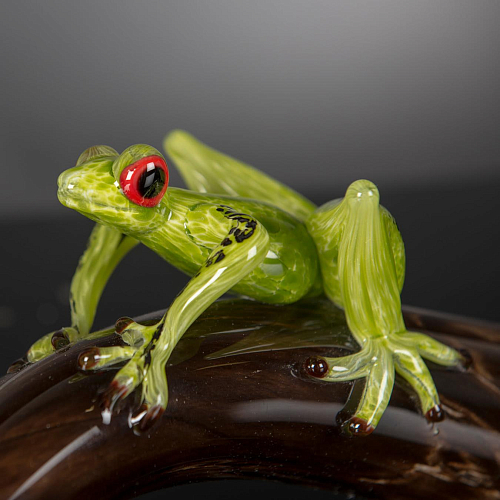 Figurine grenouille en verre sur branche
