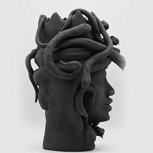 Moorkop donkergrijze handgemaakte sculptuur