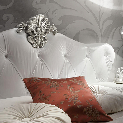 Bed met wit lederen hoofdbord