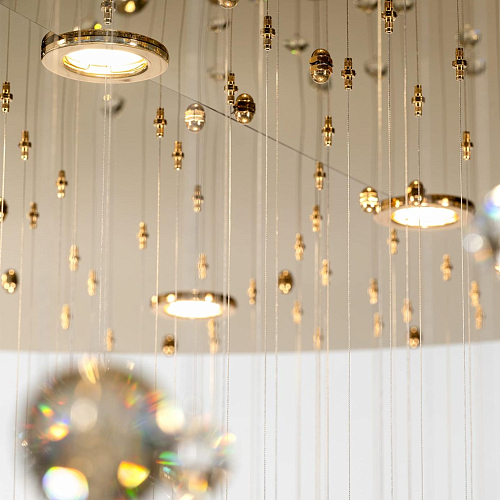 Lustre élégant en or pâle avec sphères en cristal
