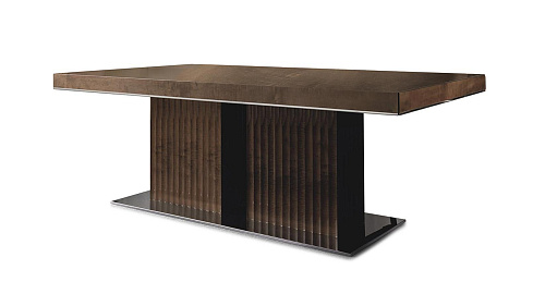 Elegance tafel met fijnhouten blad en metalen accenten