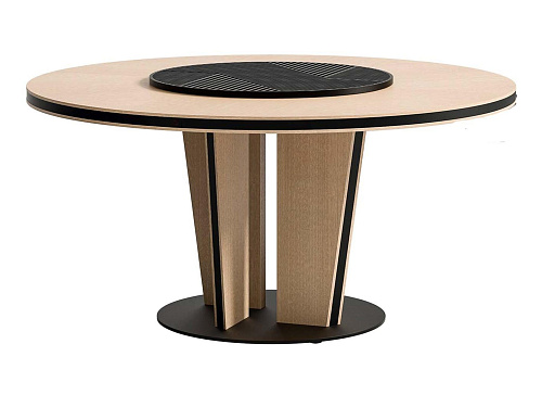 Lichte houten ronde eettafel