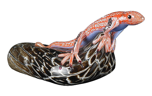 Figurine lézard sur pierre foncée
