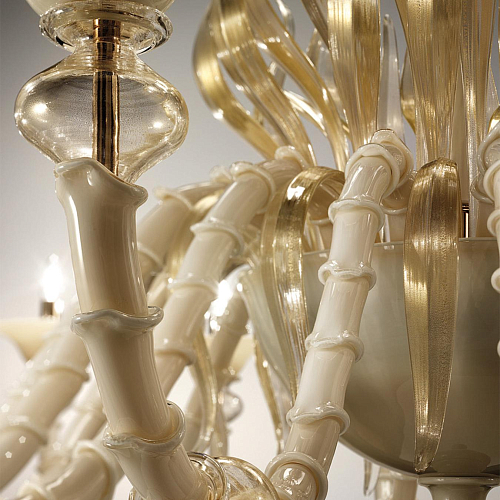 Klassieke kroonluchter in goudkleurig geblazen Murano glas