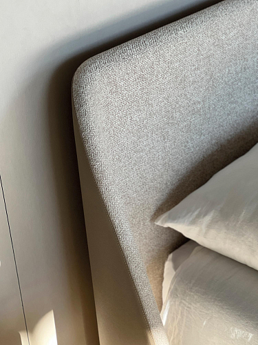 Lit rembourré en tissu beige Atlas